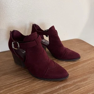 Women’s Carlos Size 9 West Buckle Wine Red Open Side Ankle Booties Burgundy - Picture 1 of 10