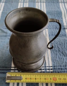 Piccola Brocca in Peltro Vintage con Manico Decorativo - Foto 1 di 6