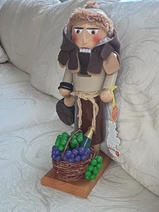 FIRMADO Steinbach Vino Monje Cascanueces Uvas 17" Etiqueta Alemania Madera Cesta Bata - Imagen 1 de 9