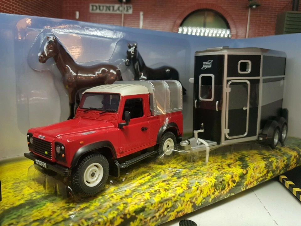 Land Rover Defender SWB 90 Ifor Williams Horsebox & Horses 1:32 Britains Model - Image 1 of 4