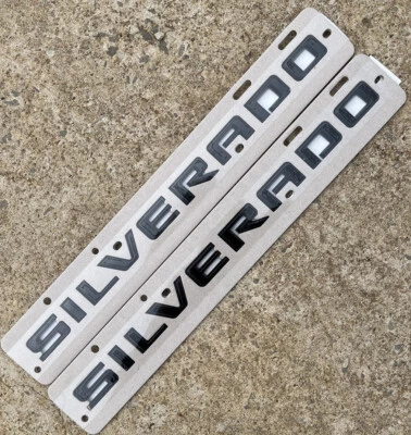Chevrolet Silverado 19-25 2 piezas guardabarros negro brillante Silverado emblema letras insignia Foto 1 de 4