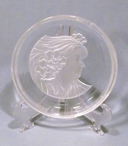 Plato de baratija vintage de vidrio esmerilado con incrustaciones Art Nouveau dama camafeo flor hada - Imagen 1 de 7