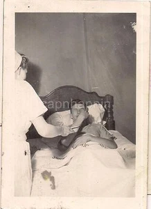 Krankenschwester beim Militär Mann im Bett ekliges schlechtes Medizingesicht Vintage 1941 Foto - Bild 1 von 1