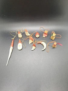 Vintage Kurt Adler Babbo Natale miniatura ornamenti resina intagliata set di 11 - primitivo - Foto 1 di 9