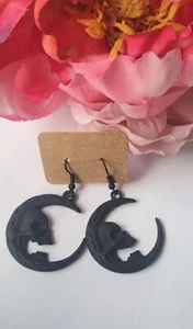 Boucle d'oreille fait main, Lune et squelette Gothique, noir, Neuf - Picture 1 of 4