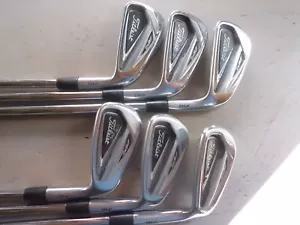 PRE~LOVED TITLEIST AP2 716 FERRI ~ 5 - PW ~ ALBERI IN ACCIAIO AMT R300 ~ LUNGHEZZA STD - Foto 1 di 10