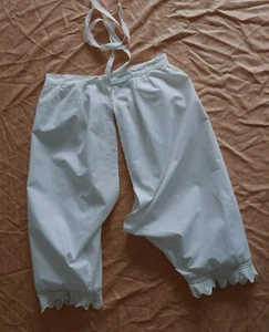 alte Unterhose aus Uromas Zeiten mit wunderschöner Häkelspitze Bundumfang 70 cm - Bild 1 von 2