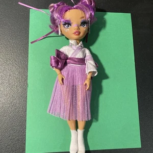 Muñeca de moda Rainbow High Lila Yamamoto púrpura malva con atuendo - sin zapatos - Imagen 1 de 7