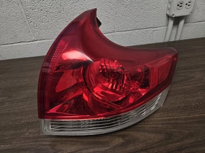 Luz trasera exterior derecha Toyota Venza 2009-2012 (lado del pasajero) Foto 1 de 4