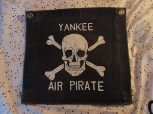 VIET NAM THRU MODERN YANKEE AIR PIRATE USN-USMC -USAF BAR-BANDIERA CASERMA - Foto 1 di 2
