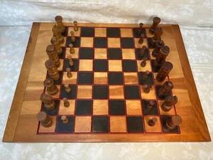 Tablero de juego pintado de madera Charles Etter de colección con piezas de ajedrez de madera estilo Staunton - Imagen 1 de 12