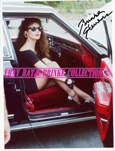 FOTOGRAFÍA EN COLOR AUTOGRAFIADA BRINKE STEVENS DE MOB BOSS 1089 001 - Imagen 1 de 2