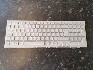 SONY VAIO PCG-61611M - UNTESTED KEYBOARD - WHITE - B471 - Picture 1 of 2
