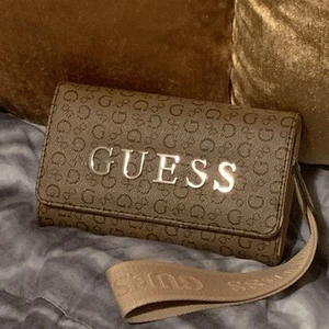 Wallet Women’s Guess Wristlet Wallet Color: Cocoa Logo Strap New - Imagen 1 de 5