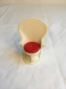 Muebles para casa de muñecas vintage silla de pavo real de mimbre blanco plástico Japón MCM - Imagen 1 de 7