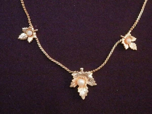 Celebrity NY Necklace faux Pearl on Gold Tone Leaf 15" Long and Dainty - Picture 1 of 5