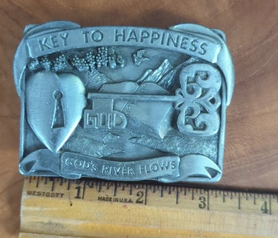 Hebilla de cinturón de latón Bergamota de colección “LLAVE PARA LA FELICIDAD FLUJO DEL RÍO DE DIOS” 1984 Foto 1 de 4