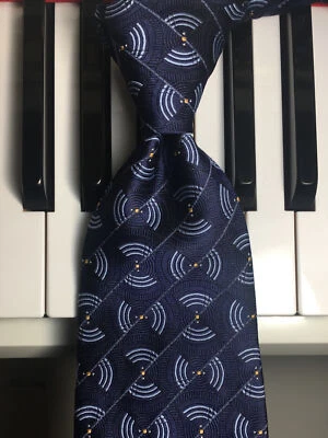 Van Heusen / Dapper Deco Синие Арки с Желтыми Пунктирными Центрами на Темно-синем Шелковом Галстуке - Изображение 1 из 4