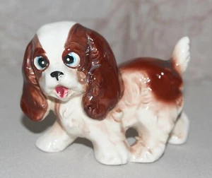 "Estatuilla de perro Spaniel con ojos cruzados de porcelana pintada a mano de colección 3 1/2"" x 4 1/2"" Japón" - Imagen 1 de 8
