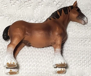 Estatuilla de caballo de tiro masculino 2009 Schleich Clydesdale semental marrón D-73527 - Imagen 1 de 7