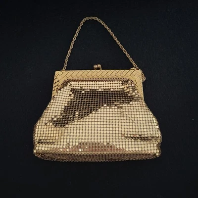 BOLSO DE NOCHE VINTAGE WHITING & DAVIS MALLA DORADA 4" X 5" CON ASA DE CADENA. Foto 1 de 4