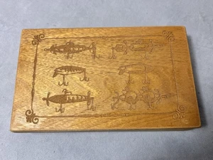 Rivers Edge Lures of The Past illustriertes Spielkartenset Würfel Eichenetui Angeln - Bild 1 von 10