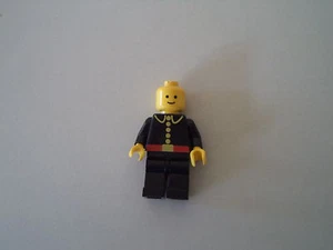 - LEGO OMINO MINIFIGURE NERO CON CAMICIA NERA E BOTTONI GIALLI - VINTAGE '80 - Foto 1 di 1