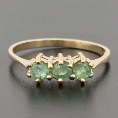 Anillo de tres piedras esmeralda de oro amarillo de 9 quilates talla L 1/2 con sello Foto 1 de 4