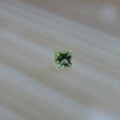 Echter Peridot viereckig kalibriert europäischer Maschinenschliff 11 - Bild 1 von 4