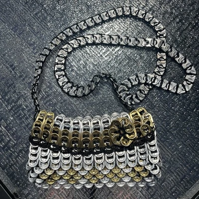 Bolso Bandolera Hecho a Mano Soda Tab Plateado y Dorado con Flor Foto 1 de 4