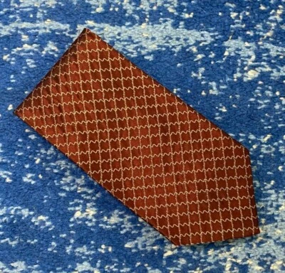 Corbata Donna Karan Signature Borgoña Oro Suave Geométrica Seda Italiana EE. UU. Foto 1 de 4