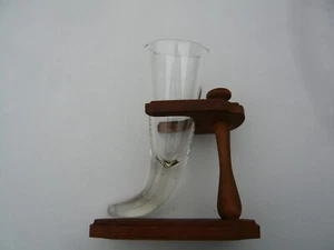 ANTIKES TRINKHORN AUS GLAS MIT HOLZSTÄNDER - Bild 1 von 4