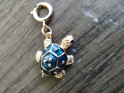 Muy Raro KJL Kenneth Jay Lane Firmado Azul Y Dorado Articulado TORTUGA Dije Foto 1 de 4