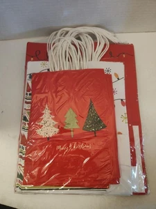 24 PCS Christmas Gift Bags With Handles, 3 Designs Xmas Kraft Paper Bags - Foto 1 di 9