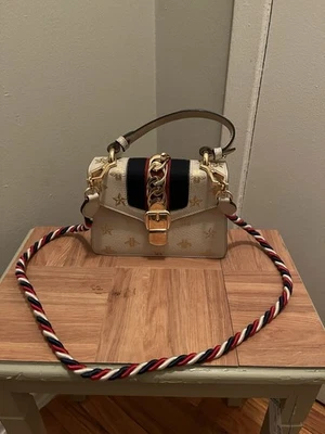 Bolso Gucci Piel de becerro Estampado de Abejas y Estrellas Mini Sylvie Asa Superior en Blanco Místico Foto 1 de 4