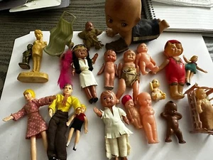 Lotto di bambole vintage e antiche composizione celluloide e roba mista da tenuta - Foto 1 di 22