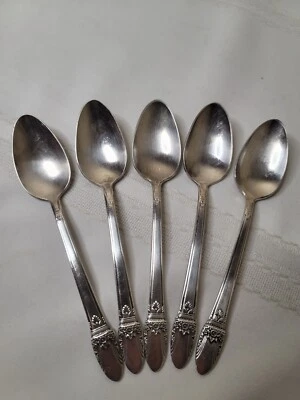Lote de 5 cucharaditas 1847 Rogers IS First Love 6 1/8" cubiertos plateados Foto 1 de 4