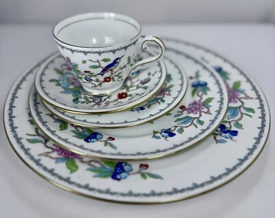 Aynsley Pembroke Fine China Gold Trimmed 5 Piece Place Setting Mint Condition