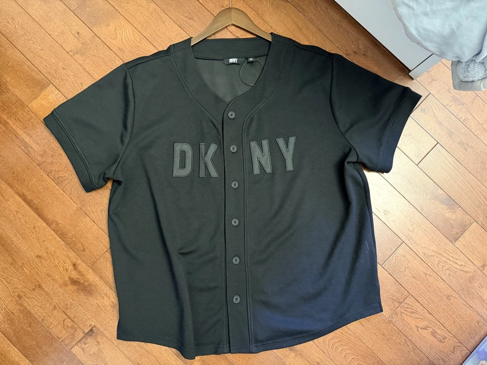 Camiseta deportiva de béisbol DKNY Jeans con botones negra bordada talla 2XL Foto 1 de 4