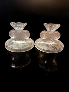 McKee Skokie Frosted Uranium Glass Candle Holders Pair Etched Scrolls 1920s Deco - Bild 1 von 7