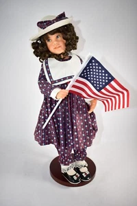 LIBBY" PATRIOTISCHE KUNSTHARZPUPPE JULIE FISCHER SAMMLUNG VON MEISTERN - RICHARD SIMMONS - Bild 1 von 13