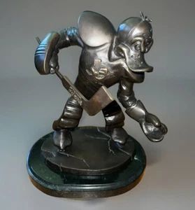 Anaheim Mighty Ducks Defending the Pond Estatua de Bronce Limitada #939/1993 Como Nueva - Imagen 1 de 9