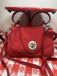 Baggallini Umhängetasche rot mit verstellbarem Riemen dreifach Reißverschlusstaschen rot  - Bild 1 von 19