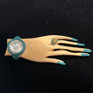 Vintage 60er Jahre Hand Brosche SIGNIERT Anstecknadel Kunststoff türkis bemalt & mit Schmucksteinen besetzte Fingernägel - Bild 1 von 7