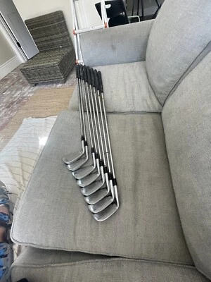 Juego completo de hierro usado Spalding Tour Edition con cuña de lanzamiento-mano derecha  Foto 1 de 4