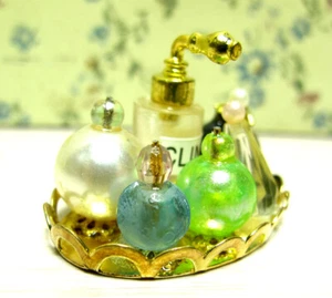 Juego de botellas de perfume miniatura para casa de muñecas 1/12 con bandeja dorada accesorio de baño - Imagen 1 de 10