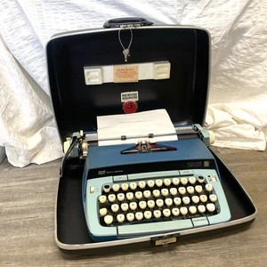 Macchina da scrivere vintage baby blue Smith-Corona manuale Galaxie Twelve 12 custodia e chiave FUNZIONA - Foto 1 di 13