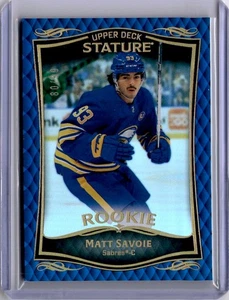 Matt Savoie Stature Rookie Blu /99 2023-24 Upper Deck Sciabole di Statura - Foto 1 di 2