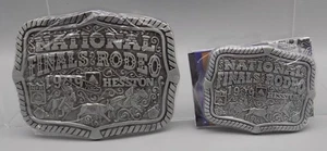 2 rare fibbie cintura vintage Hesston National Finals Rodeo1999 NFR AGCO nuove sigillate - Foto 1 di 4