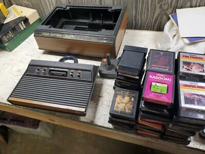 Atari 2600 Parts/repair Untested W/ 55 Games And Game Center (L33) - Imagen 1 de 10